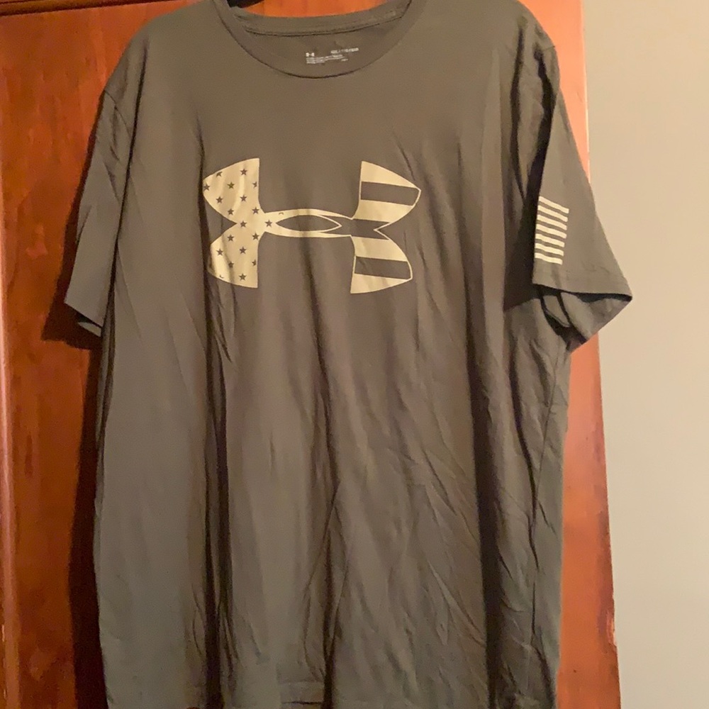 Men’s under armour tee shirt